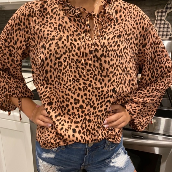 🌾SILKY RUFFLE MOCK NECK BUBBLE SLEEVE TOP - Picture 2 of 6